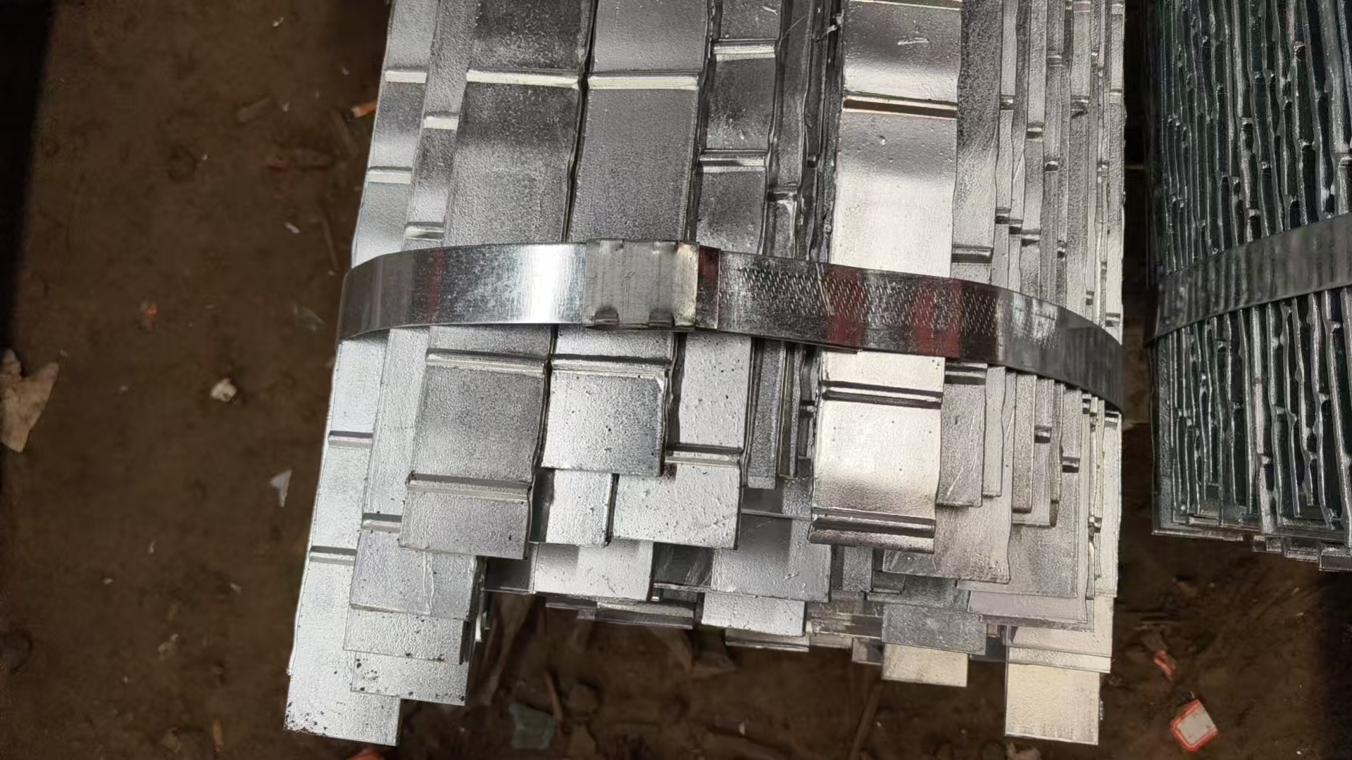 Ribbed Galvanized Flat Bar Bulk Supply for Construction.jpg