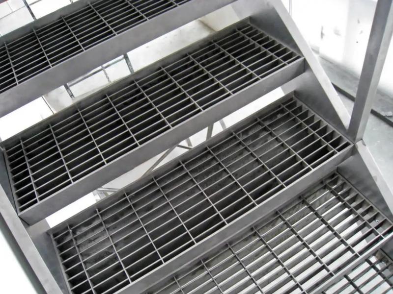 Galvanized steel grating for stair tread